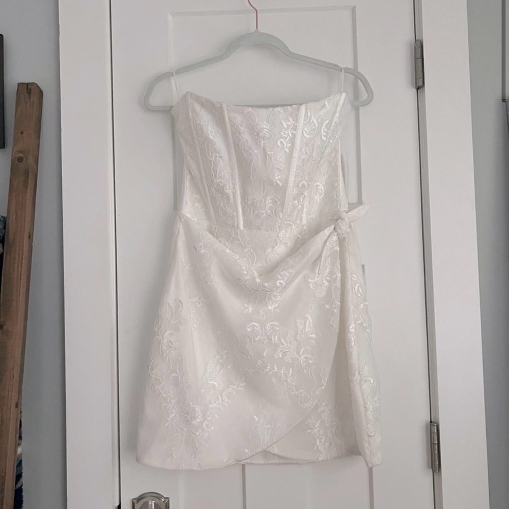 V. Chapman White Lace Wedding Dress - Picture 5 of 9
